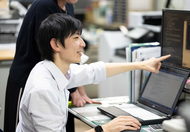 先輩社員の仕事風景